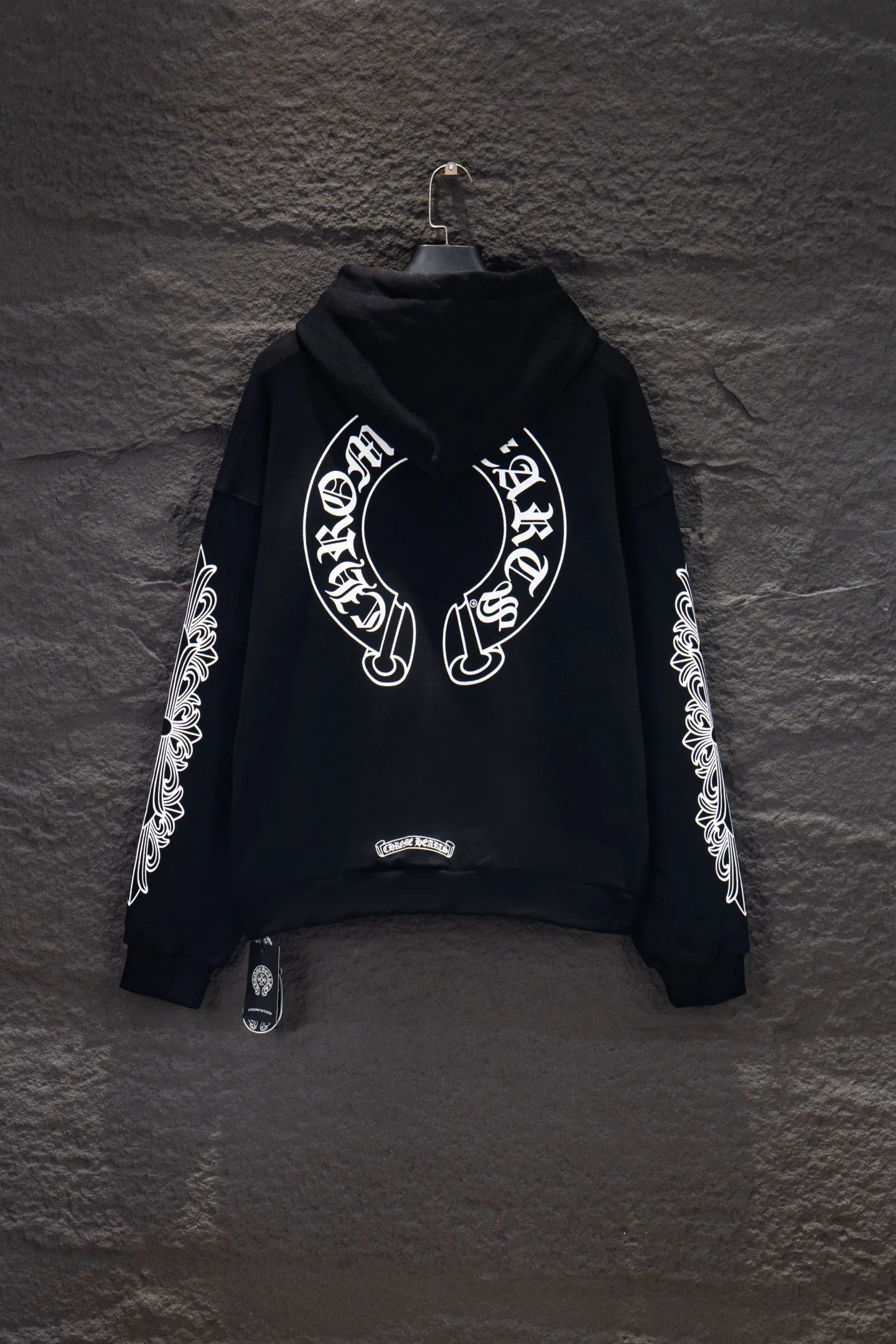P360 🆕Chrome hearts 500 grams in weight, different from the market. The texture is unexplainable. The os version is really charming. The Chrome family is really unique. The new styles of each season are made to the extreme. It is very practical and can be worn casually. Nice✔️ - ⚠️100% cotton. Made of custom-dyed terry cotton sweatshirt surface, 500g double-ply yarn, comfortable to the touch. Made from imported knitting needle carded cotton, the thickness is moderate, drapey and contoured, making the upper body comfortable! ! It is very tolerant to fat body types and can instantly lose five pounds after wearing it!  The English letters are arranged artistically on the front and back panels, and limited elements are added to the body of the garment, which greatly increases the interest of the clothing; it has a unique visual effect.  Hem Loose closing Double-layer fabric Good closing effect Exquisite hemming Color: Black Size: S-M-L-XL